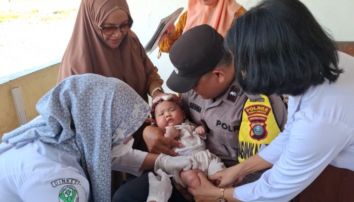 Bhabinkamtibmas Dukung Imunisasi Balita Lewat Program PENARI di Bosar Maligas