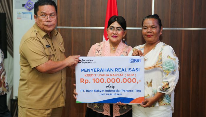 Wali Kota Pematangsiantar Serahkan KUR untuk UMKM di Puncak BIK 2025