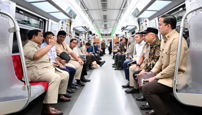 Presiden Prabowo Naik KRL, Tinjau Pelayanan Publik dari Manggarai ke Tanah Abang
