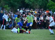 Wapres Gibran Bermain Sepak Bola Bersama Anak-anak Papua Barat dan Awak Media