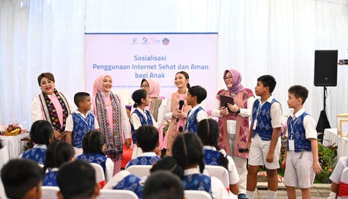 Ibu Selvi Gibran Ajak Siswa SDN 5 Pedungan Gunakan Internet dengan Bijak