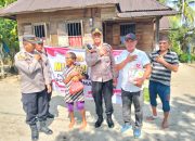 Kapolsek Tanah Jawa Bagikan Sembako, Wujud Nyata Polri untuk Rakyat