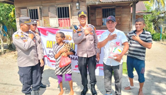 Kapolsek Tanah Jawa Bagikan Sembako, Wujud Nyata Polri untuk Rakyat