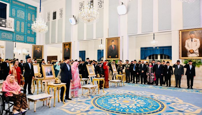 Wapres Gibran Dampingi Presiden Prabowo Upacara Penganugerahan Gelar Pahlawan Nasional 2025