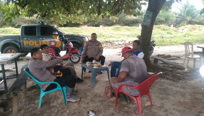 Polsek Tanah Jawa Sambang Petani Jagung di Mancuk