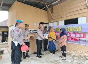 Kapolsek Tanah Jawa Bagikan Sembako di Jumat Berkah