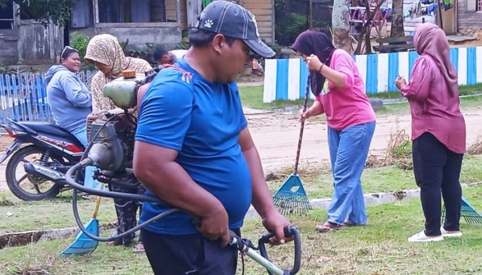 Kades Dedy Sungkowo Pimpin Gotong Royong Bersih Lingkungan Desa