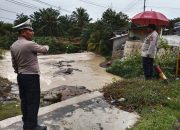 Kapolsek Tanah Jawa Patroli Cegah Banjir, Pantau Dua Sungai Rawan Luapan