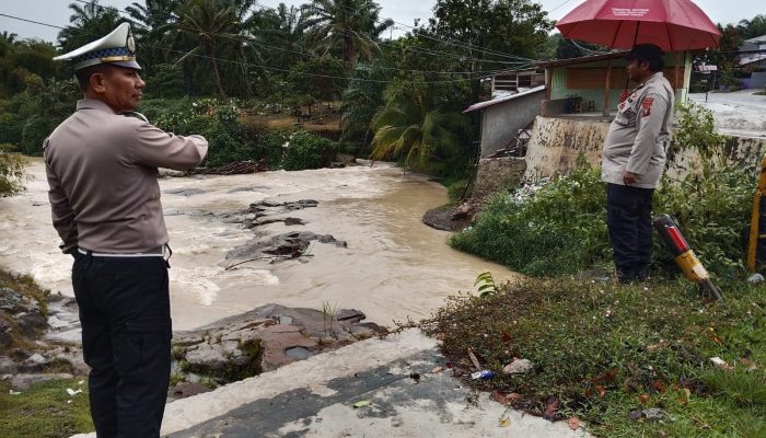 Kapolsek Tanah Jawa Patroli Cegah Banjir, Pantau Dua Sungai Rawan Luapan