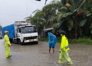 Hujan Deras Banjiri KM 35, Personel Polsek Perdagangan Sigap Atur Lalin