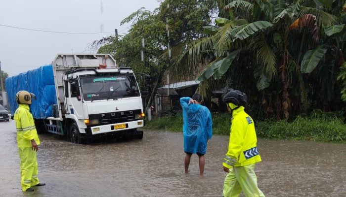 Hujan Deras Banjiri KM 35, Personel Polsek Perdagangan Sigap Atur Lalin