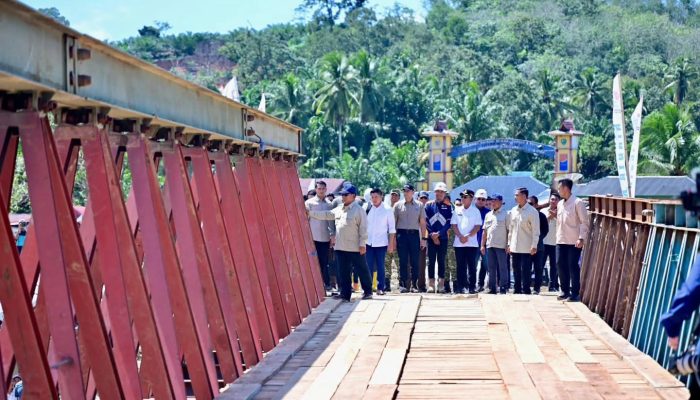 Presiden Prabowo Tinjau Jembatan Bailey Sungai Garoga