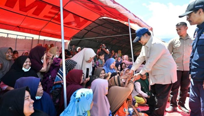 Presiden Prabowo Sapa Anak- anak dan Warga,  Saat Tinjau Posko Pengungsian Banjir di Aceh Tenggara