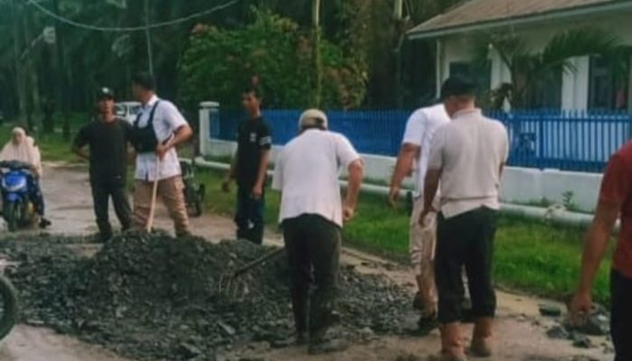 Peduli Pendidikan, Manajer PTPN IV Aek Nabara Perbaiki Jalan Menuju Sekolah