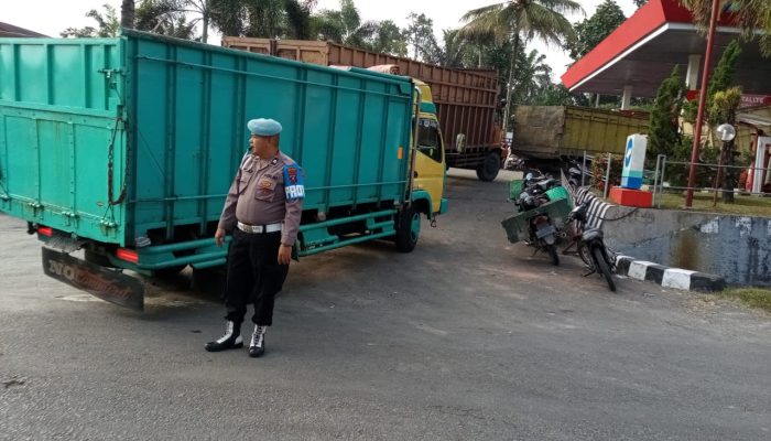 Kapolsek Tanah Jawa Turun Tangan Atur Lalin di SPBU Balimbingan
