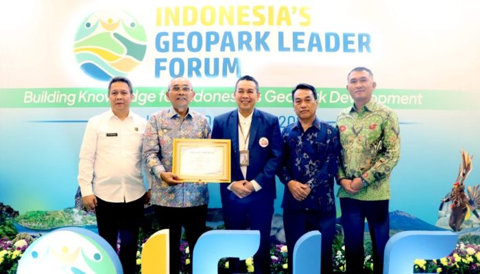 Bupati Simalungun Teken Komitmen Geopark dan Terima Apresiasi Toba Caldera UGG