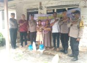 Polsek Tanah Jawa Berbagi Sembako untuk Warga Kurang Mampu