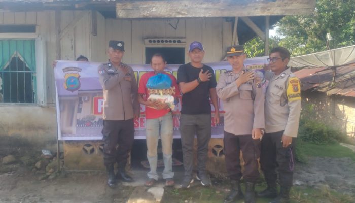 Jumat Berkah, Polsek Tanah Jawa Salurkan Sembako untuk Warga Kurang Mampu