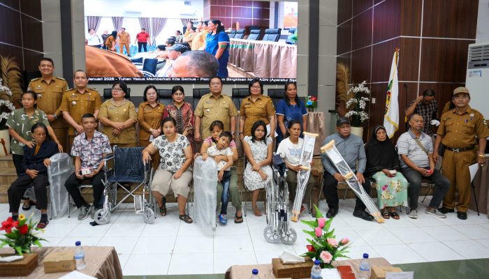 Wali Kota Siantar Serahkan Bingkisan Natal untuk Petugas Kebersihan dan Disabilitas