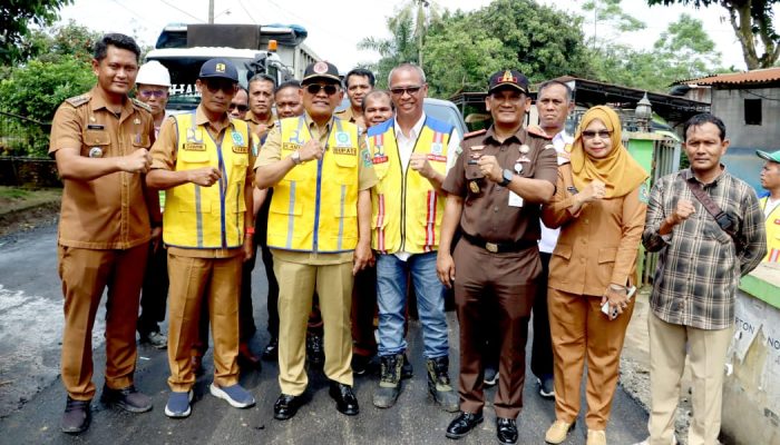 Tinjau Pembangunan Jalan, Bupati Simalungun Ajak Warga Rawat Infrastruktur