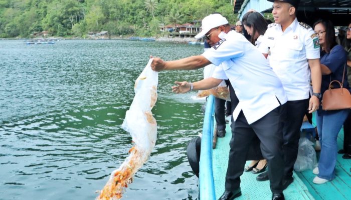 Pemkab Simalungun Tebar 1 Juta Benih Ikan di Danau Toba
