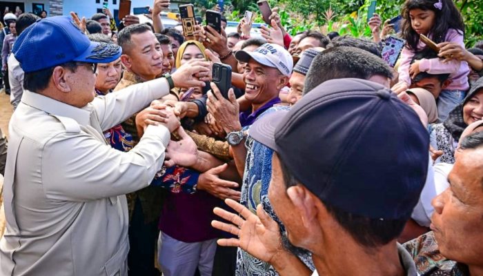 Presiden Prabowo Tinjau Huntara dan Posko Pengungsi di Agam