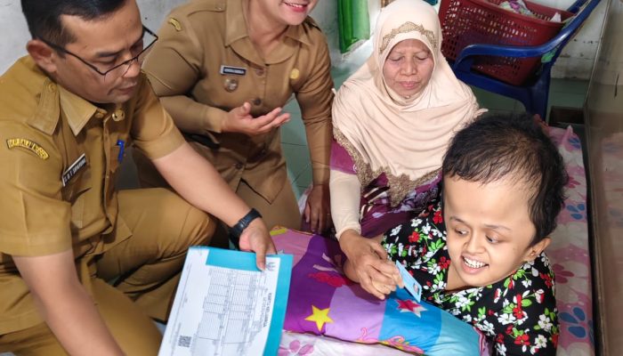 Setelah Bertahun-tahun Tanpa Identitas, Penyandang Disabilitas di Siantar Akhirnya Miliki KTP
