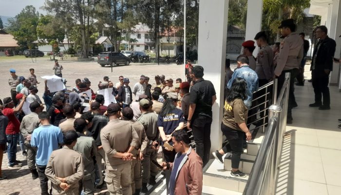 Mobil Dinas Bupati Samosir Rp3,1 Miliar Picu Unjuk Rasa Warga