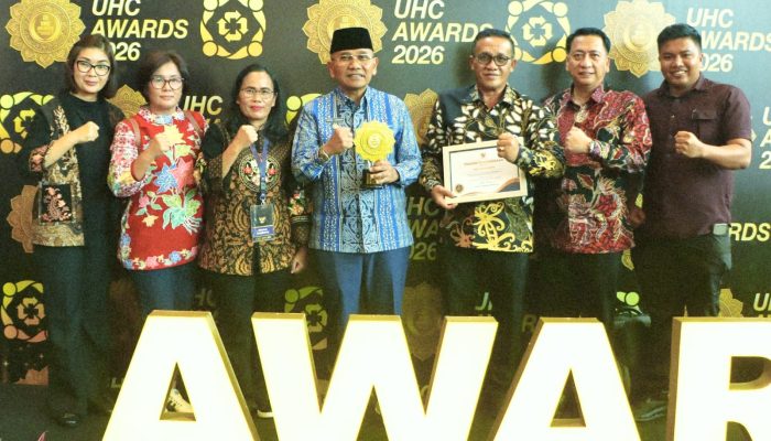 Bupati Simalungun Terima Penghargaan UHC Madya