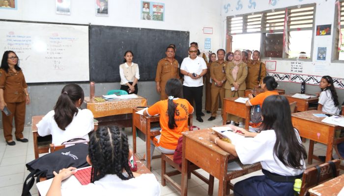 Sekda Pematangsiantar Tinjau Program Bimbel Tambahan di SMPN 5