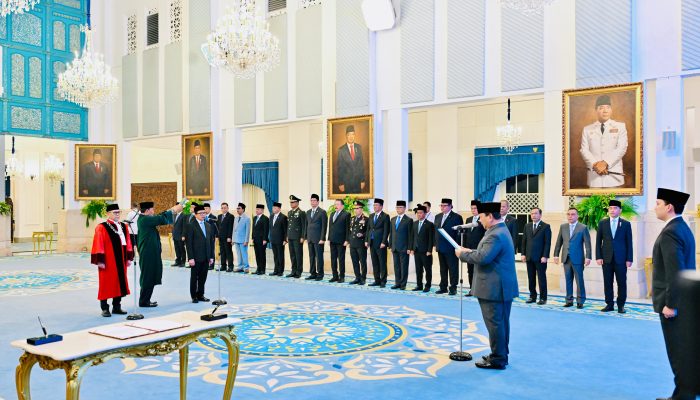 Wapres Dampingi Presiden Prabowo Lantik Hakim Konstitusi dan Wamenkeu