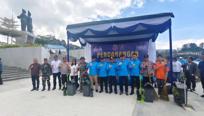 Brimob Polda Sumut–Polres Simalungun Bersihkan Parapat, Dukung Gerakan Indonesia ASRI