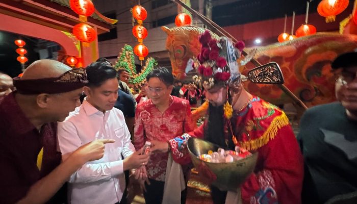 Wapres Gibran Meriahkan Pasar Imlek Semawis