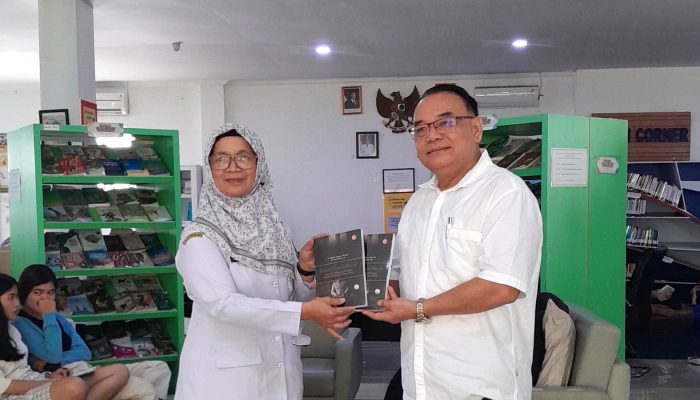 Akademisi UNITA Serahkan Buku Diskresi Kepala Daerah