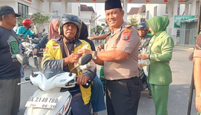 TNI-Polri Simalungun Kompak Tebar Takjil Ramadan
