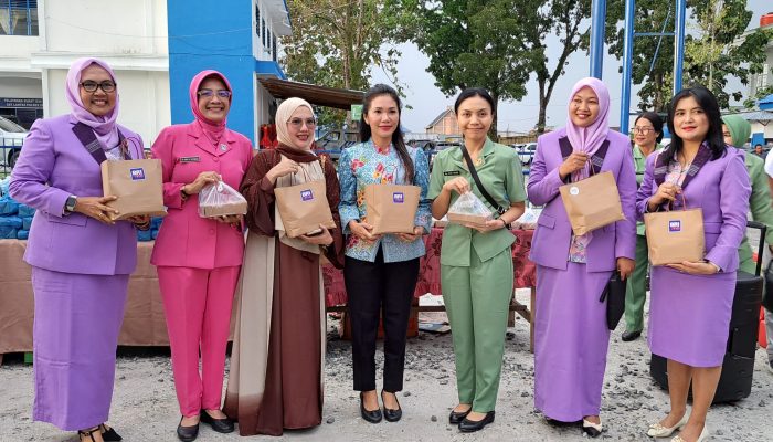 Bhayangkari Simalungun dan Istri Forkopimda Bagikan Ratusan Takjil di Jalan Asahan