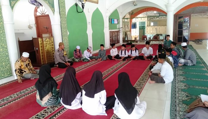Bhabinkamtibmas Ajak Santri Bijak Medsos dan Jauhi Perang Sarung