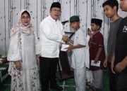 Wali Kota Wesly Serahkan Hibah Rp50 Juta di Safari Ramadhan