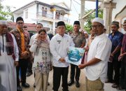 Wali Kota Wesly Serahkan Hibah Rp30 Juta dan Santuni Yatim di Masjid Amaliyah