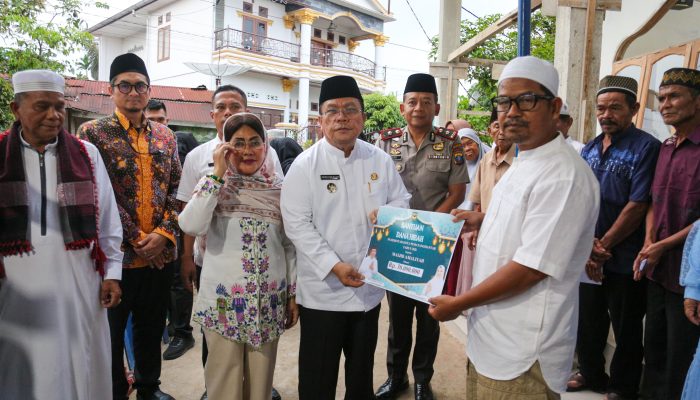 Wali Kota Wesly Serahkan Hibah Rp30 Juta dan Santuni Yatim di Masjid Amaliyah