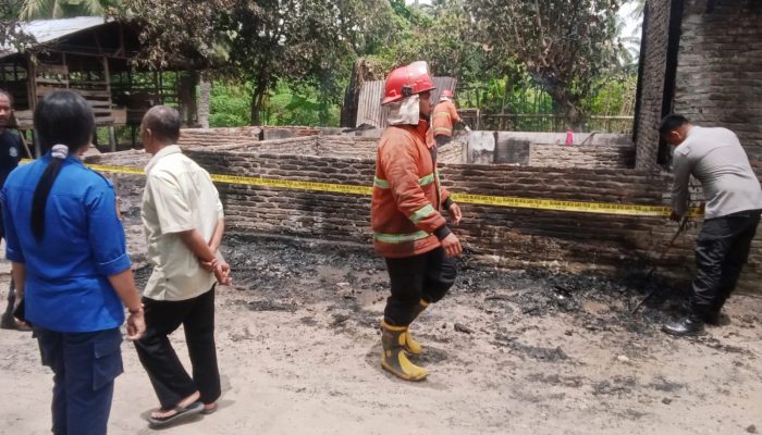 Diduga Korsleting Listrik, Rumah Warga Serapuh Hangus Dilalap Api