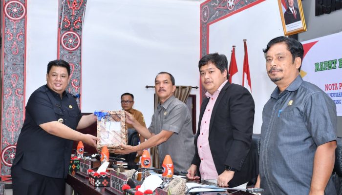 Bupati Samosir Sampaikan Nota Pengantar 4 Ranperda Rapat Paripurna DPRD