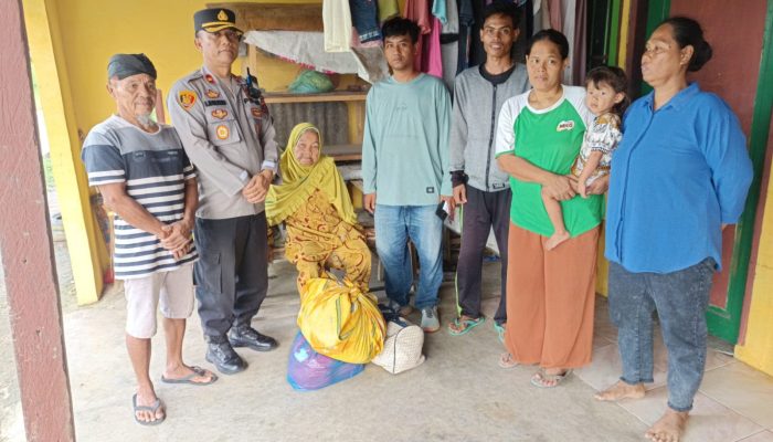 Kapolsek Tanah Jawa Gunakan Pemindai Lensa Mata, Nenek Pikun Terlantar Dipulangkan ke Keluarga