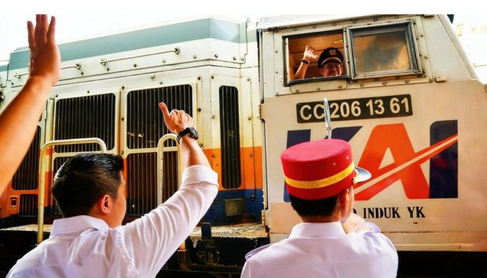 Seskab Teddy: KA Kerakyatan Hadir untuk Mudik Lebaran, Tarif Turun, Layanan Meningkat