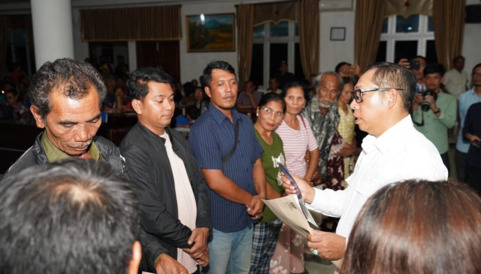 Bupati Taput Serahkan Bantuan Kemensos bagi Korban Bencana
