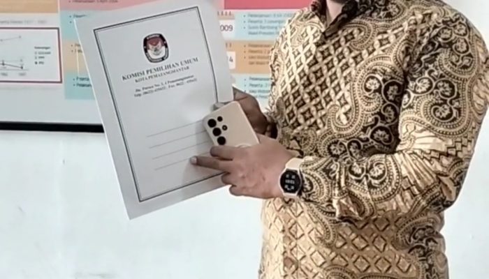 Teliti Integritas Pejabat, Seniman Nainggolan Ambil Data di KPU Siantar