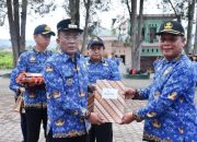 Wabup Samosir Serahkan SK Pensiun 40 PNS, Tekankan Dedikasi dan Kekompakan ASN