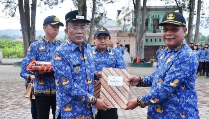 Wabup Samosir Serahkan SK Pensiun 40 PNS, Tekankan Dedikasi dan Kekompakan ASN