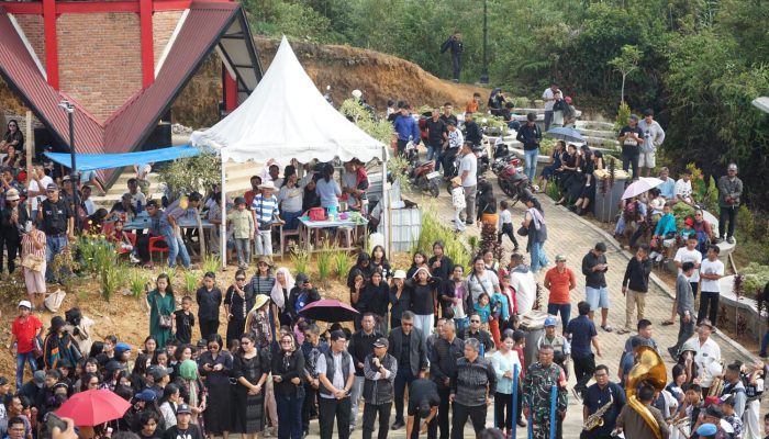 Refleksi Jumat Agung, Bupati Taput Hadiri Visualisasi Jalan Salib di Siatas Barita