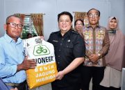 Bupati Samosir Serahkan Bibit Jagung untuk 11 Kelompok Tani